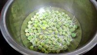 豌豆芽蛋炒饭的做法步骤2