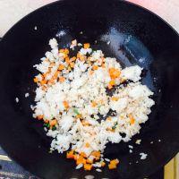 鸡丁炒米饭的做法步骤9