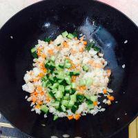 鸡丁炒米饭的做法步骤10