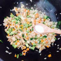鸡丁炒米饭的做法步骤12