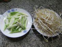 丝瓜炒绿豆芽的做法步骤1