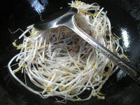 丝瓜炒绿豆芽的做法步骤2