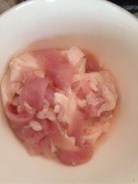 青椒豆腐皮的做法步骤2