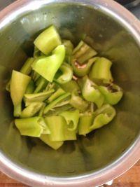 青椒豆腐皮的做法步骤3