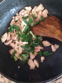 青椒豆腐皮的做法步骤7