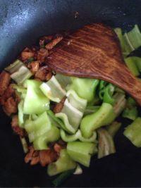 青椒豆腐皮的做法步骤8