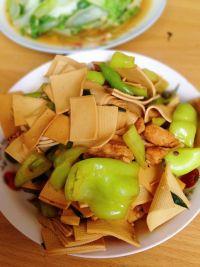 青椒豆腐皮的做法步骤10