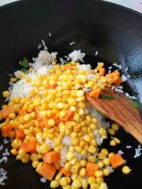 胡萝卜玉米炒饭的做法步骤5