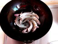 海鲶鱼炖腐竹的做法步骤2