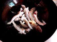 海鲶鱼炖腐竹的做法步骤3
