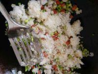 蒜苔烤肠炒米饭的做法步骤7