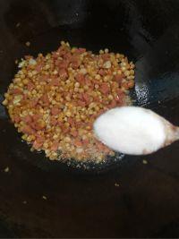 玉米炒火腿肠的做法步骤7