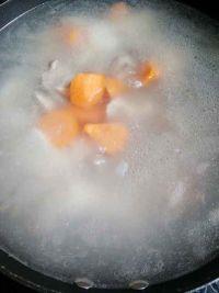 淮山胡萝卜筒骨汤的做法步骤4