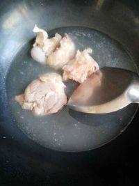 红枣百合筒骨汤的做法步骤1